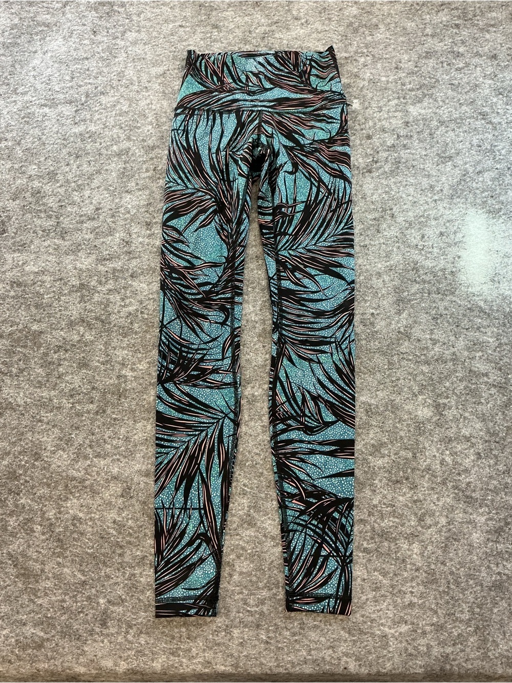 Lululemon Vibrant Blue/Pink Leafy Pattern Full Length High-Rise Leggings. D5.